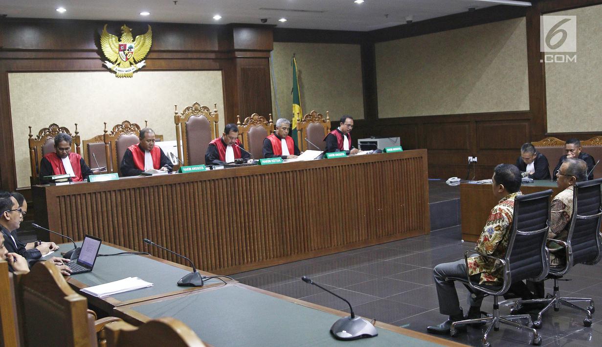 Suasana sidang vonis terdakwa kasus suap pengadaan barang dan jasa di Pemkot Kendari, Asrun bersama anaknya yang juga Wali Kota Kendari nonaktif, Adriatma Dwi Putra di Pengadilan Tipikor, Jakarta, Rabu (31/10). Liputan6.com/Herman Zakharia)
