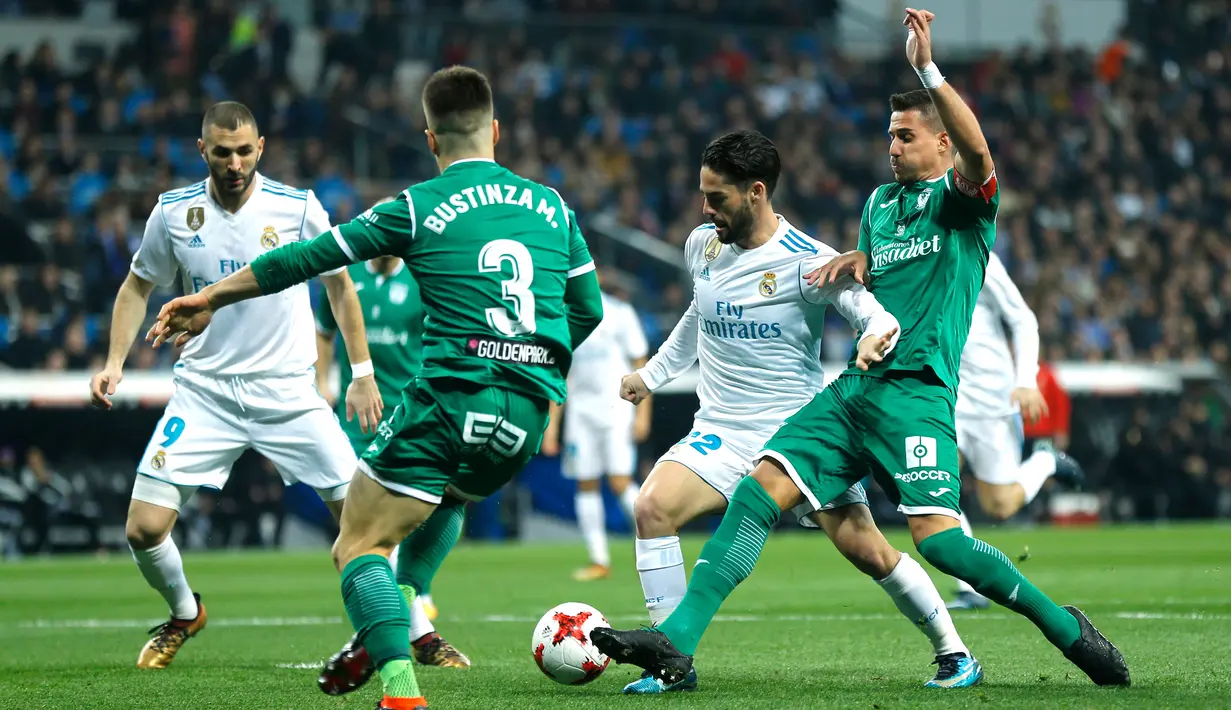 Penyerang Real Madrid, Isco berebut bola dengan pemain Leganes, Gabriel Appelt pada leg kedua perempatfinal Copa del Rey di Santiago Bernabeu, Kamis (25/1). Bermain di kandang sendiri, Real Madrid menyerah 1-2. (AP/Francisco Seco)