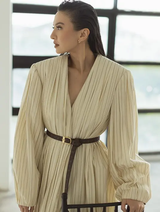 Raline Shah terlihat elegan dalam balutan blazer dress dan belt cokelat dari Louis Vuitton [@ralineshah]
