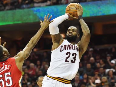 Pemain Cleveland Cavaliers, LeBron James (23) melakukan tembakan saat dihadang pemain New Orleans Pelicans, E'Twaun Moore (55) pada laga NBA di Quicken Loans Arena, (2/1/2017). Cavs menang  90-82. (Reeuters/Ken Blaze-USA TODAY Sports)
