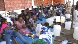 Pengungsi Ethiopia beristirahat di wilayah Qadarif, Sudan, Rabu (18/11/2020). Badan Pengungsi PBB mengatakan konflik yang berkembang di Ethiopia telah mengakibatkan ribuan orang melarikan diri dari wilayah Tigray ke Sudan. (AP Photo/Marwan Ali)