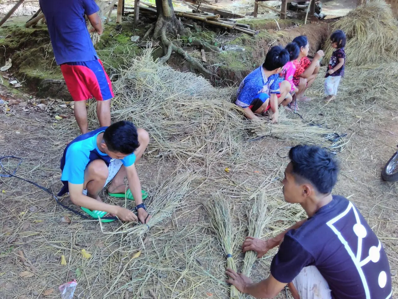 Para pemuda membuat hantu sawah untuk menghiasi seluruh jalan dan lorong desa Kepuk, Kecamatan Bangsri, Jepara. (foto: Liputan6.com/edhie prayitno ige)