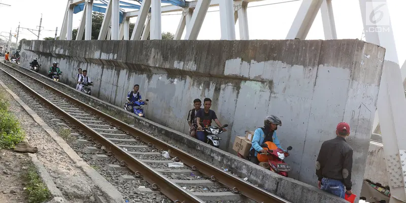 Tidak Ada Akses Putar Balik, Warga Tambora Manfaatkan Jalan Setapak