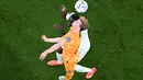 Gelandang Senegal #08 Cheikhou Kouyate (atas) berebut bola dengan gelandang Belanda #21 Frenkie De Jong selama pertandingan pada pertandingan kedua Grup A Piala Dunia 2022 di Stadion Al-Thumama di Doha, Senin (21/11/2022). Cheikhou Kouyate tak bisa melanjutkan laga Timnas Senegal vs Timnas Belanda hingga rampung. (Kirill KUDRYAVTSEV / AFP)