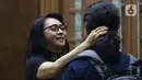 Terdakwa suap revitalisasi Pasar Lirung dan Pasar Beo Kabupaten Kep Talaud TA 2019, Sri Wahyumi Maria Manalip memeluk anaknya jelang sidang putusan di Pengadilan Tipikor Jakarta, Senin (9/12/2019). Sri Wahyumi dihukum empat setengah tahun penjara, denda Rp 200 juta. (Liputan6.com/Helmi Fithriansyah)