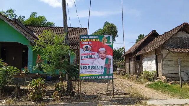 Salah satu baliho Gus Mus yang terpasang di Desa Tambahrejo, Kecamatan Tunjungan, Kabupaten Blora, Jawa Tengah. (Liputan6.com/Ahmad Adirin)