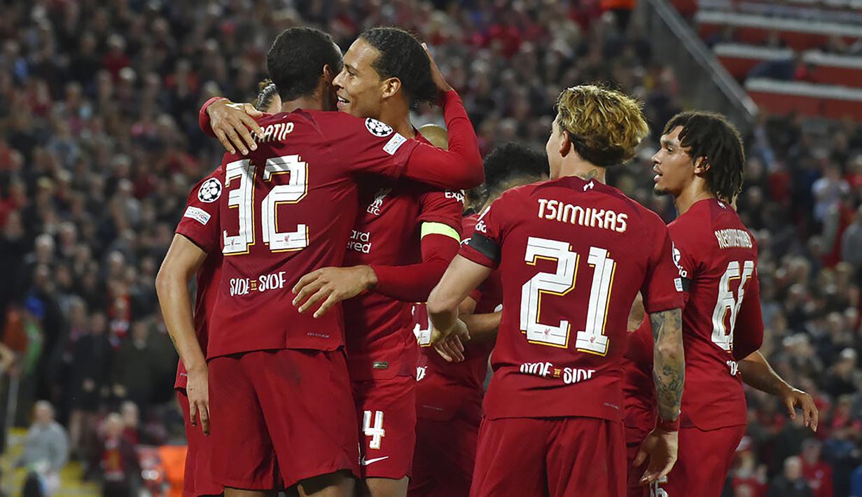 Liverpool. Serupa dengan Manchester United, Liverpool sebagai klub pengoleksi 19 gelar Liga Inggris ini memiliki 19 pemain asing di skuad mereka musim 2022/2023 ini dari total 27 pemain yang terdaftar. Mereka hanya diperkuat oleh 8 pemain domestik, namun hanya dua yang menjadi pilihan utama pelatih Jurgen Klopp musim ini, yaitu Trent Alexander-Arnold dan Jordan Henderson. (AP/Rui Vieira)