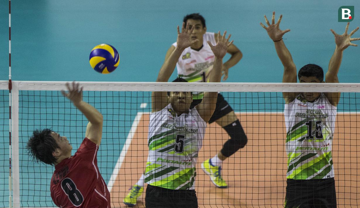 Pevoli Indonesia berusaha menahan smash pevoli Jepang, Hiroki Ozawa, pada Invitation Tournament Asian Games 2018 di Tennis Indoor Senayan, Jakarta, Selasa (13/2/2018). Indonesia menang 3-2 atas Jepang. (Bola.com/Vitalis Yogi Trisna)