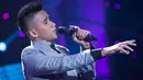 Di samping penampilan memukau dari Ilham, konser eliminasi D’Academy 3 menampilkan banyak keseruan. Dan Meisya pun harus tersenggol di konser eliminasi D’Academy 3. (Dezmond Manullang/Bintang.com)