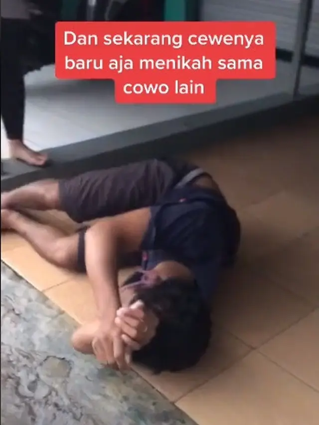 Diputusin Usai 9 Tahun Pacaran, Pria Ini Nangis Histeris di Depan Rumah
