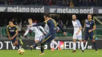 Pemain Hellas Verona, Gianpaolo Pazzini melakukan tendangan penalti ketika menjamu Inter Milan dalam lanjutan pertandingan Liga Serie A Italia di Marc'Antonio Bentegodi, Selasa (31/10). Inter menang 2-1 atas tuan rumah Verona (Filippo Venezia/ANSA via AP)