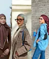 Padu padan knitted dress dan hijab segi empat bermotif sempurna untuk liburan di pantai. [@emyaghnia]