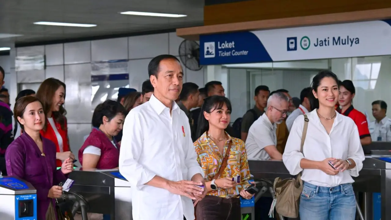 Light rail transit (LRT) Jabodebek sudah mulai beroperasi usai sejak diresmikan oleh Presiden Joko Widodo atau Jokowi pada Senin 28 Agustus 2023. Namun rupanya, sejumlah keluhan disampaikan masyarakat.