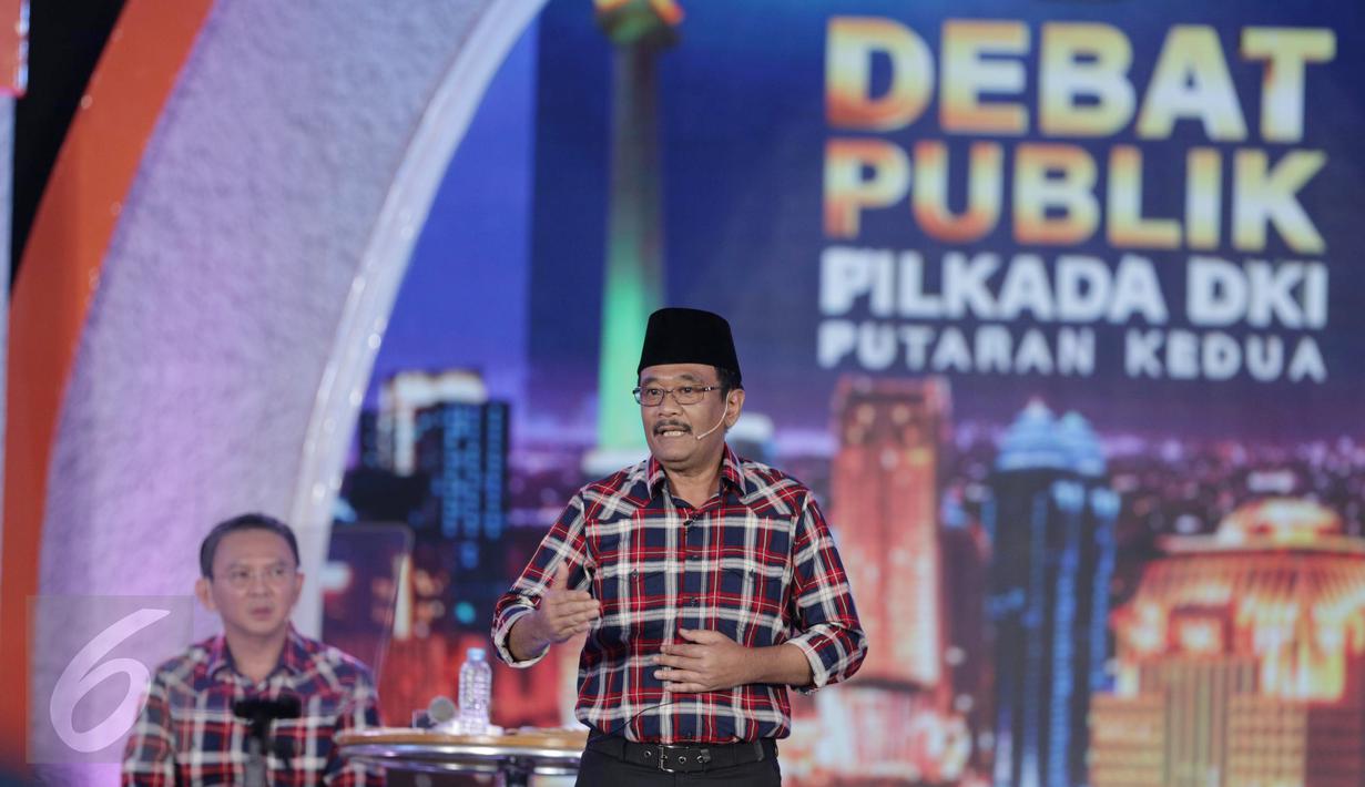 Calon Wagub DKI Jakarta no 2, Djarot Saiful Hidayat menjawab pertanyaan saat debat terakhir Pilgub DKI Jakarta 2017 di Hotel Bidakara, Jakarta, Rabu (12/4). Tema debat Pilgub DKI ini adalah 'Dari Masyarakat untuk Jakarta'. (Liputan6.com/Faizal Fanani)