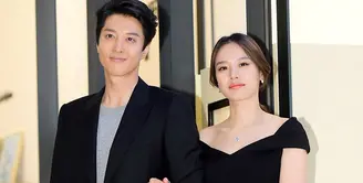 Lee Dong Gun dan Jo Yoon Hee bertemu saat kedunya membintangi Laurel Tree Tailors. Dan akhirnya mereka pun menjalin kasih pada Mei 2017. Dan yang lebih mengejutkan lagi pasangan ini diam-diam menikah. (Foto: soompi.com)