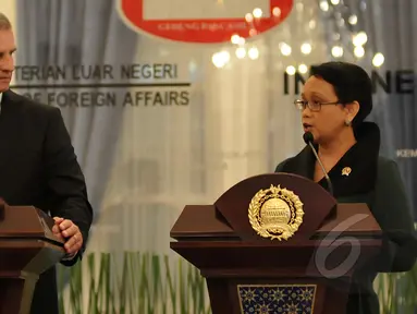 Menlu Retno L.P. Marsudi (kanan) menggelar konferensi pers bersama Menlu Swiss Didier Burkhalter, Jakarta, Senin (16/3/2015). Keduanya bertemu untuk membahas berbagai isu bilateral antar kedua negara. (Liputan6.com/Johan Tallo) 