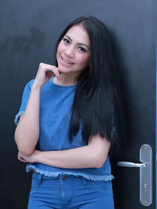 Saat melihat kakaknya, Angel Karamoy sedang murung, ia berusaha menghiburnya. Ia juga prihatin dengan rumah tangga kakaknya tersebut. (Galih W Satria/Bintang.com)