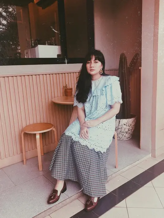Dalam kesehariannya, Abby sengaja membiarkan rambut panjangnya terjuntai. Namun, dalam momen tertentu dirinya kerap menambahkan aksesoris berupa topi baret dan ikat rambut bunga bernuansa vintage. Sepatu Oxford hingga sneakers kerap dikenakan Abby. (Liputan6.com/IG/@galabbythahira)