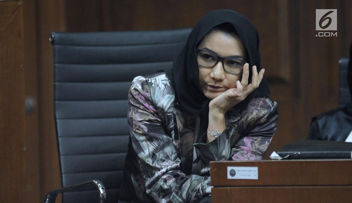 Terdakwa dugaan gratifikasi dan suap pemberian izin lokasi perkebunan kelapa sawit, Rita Widyasari saat mengikuti sidang lanjutan di Pengadilan Tipikor, Jakarta, Selasa (3/4). Sidang mendengar keterangan saksi. (Liputan6.com/Helmi Fithriansyah)