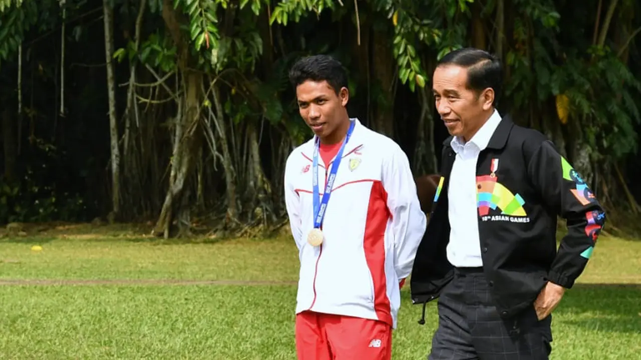 Naik Mobil Golf, Jokowi Ajak Zohri Keliling Istana Bogor