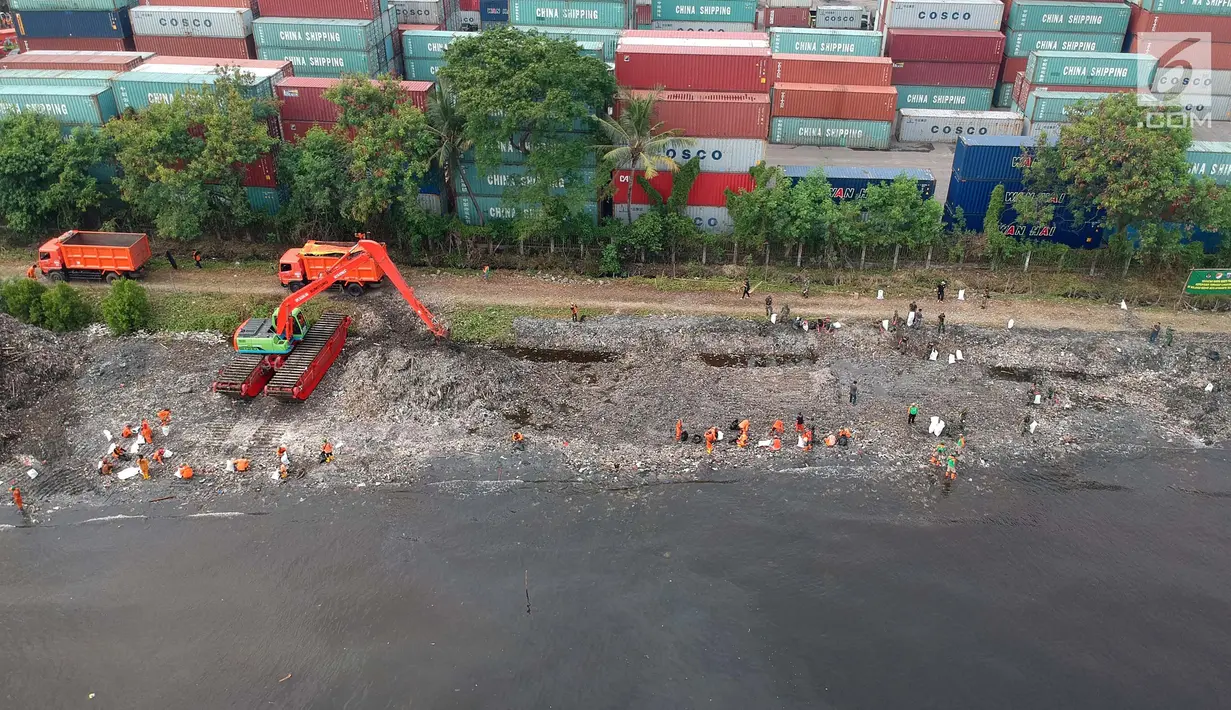 Foto aerial saat petugas melakukan gerebek sampah di Pesisir Teluk Jakarta, Cilincing, Jakarta Utara, Minggu (15/4). Kegiatan ini dilakukan dalam rangka memperingati Hari Peduli Sampah Nasional (HPSN) 2018. (Liputan6.com/Arya Manggala)