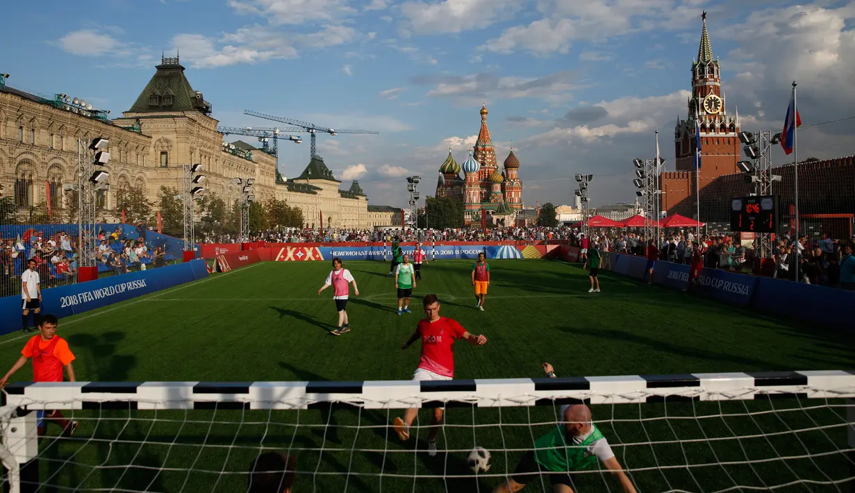 Sejumlah pria bermain bola jelang final Piala Dunia 2018 antara Prancis melawan Kroasia di Moskow, Rusia, (13/7). Final Piala Piala Dunia 2018 akan berlangsung di Stadion Luzhniki, Moskow, Rusia. (AP Photo/Rebecca Blackwell)
