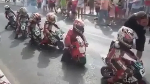 Video para anak-anak yang menirukan pebalap MotoGP seperti pebalap legenda Valentino Rossi.