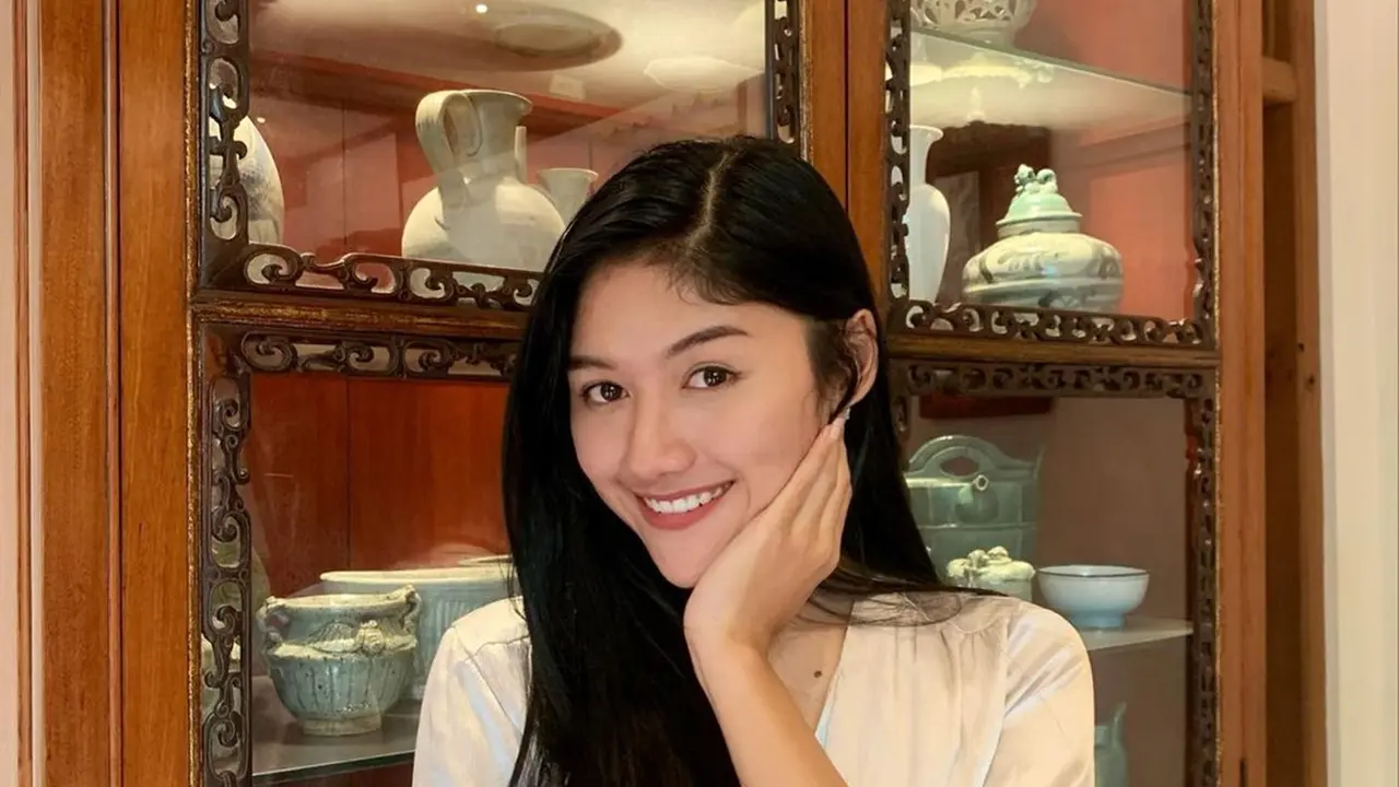 Erina Gudono Pakai Outfit Putih, Aura Menawan Terpancarkan