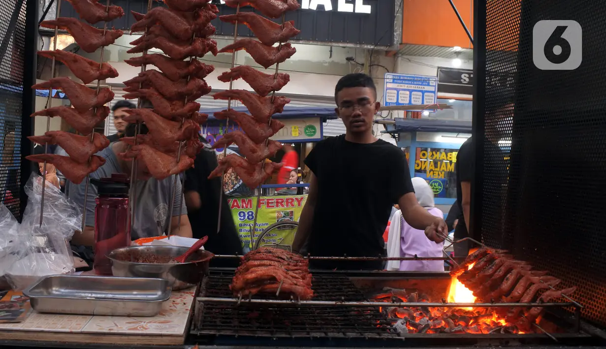 Pedagang membakar ayam untuk takjil atau menu berbuka puasa Ramadhan di Pasar Lama Tangerang, Banten, Sabtu (16/4/2022). Kawasan Pasar Lama menjadi salah satu tempat favorit bagi para pecinta kuliner dengan nuansa Pecinan. (merdeka.com/Imam Buhori)