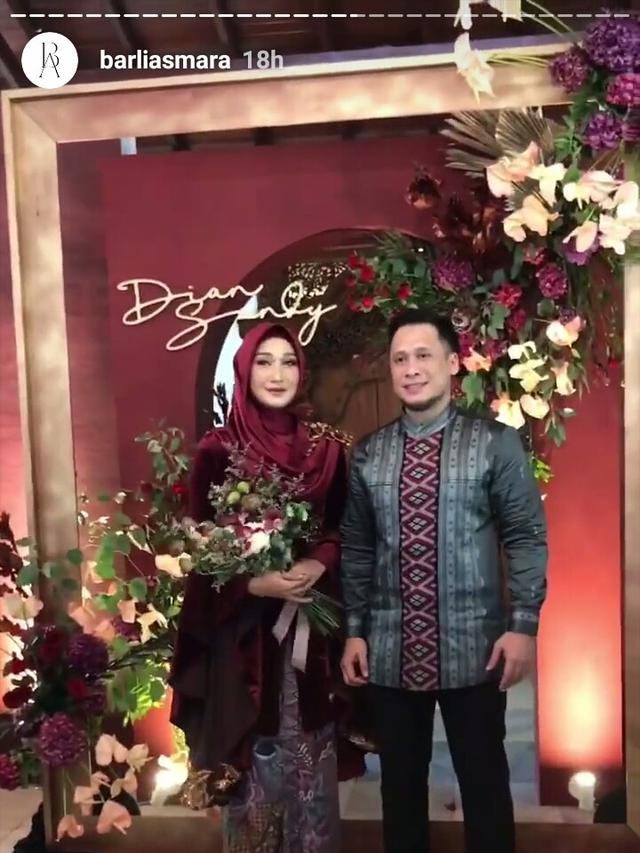 Dian Pelangi Tampil Anggun dengan Kebaya Beludru pada Hari Pertunangan