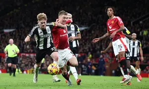 Pemain depan Manchester United asal Denmark Rasmus Hojlund (tengah) ditahan oleh gelandang Newcastle United asal Inggris Lewis Hall (kiri) selama pertandingan sepak bola Liga Primer Inggris antara Manchester United dan Newcastle United di Old Trafford di Manchester, Inggris barat laut, pada tanggal 30 Desember 2024.Darren Staples / AFP