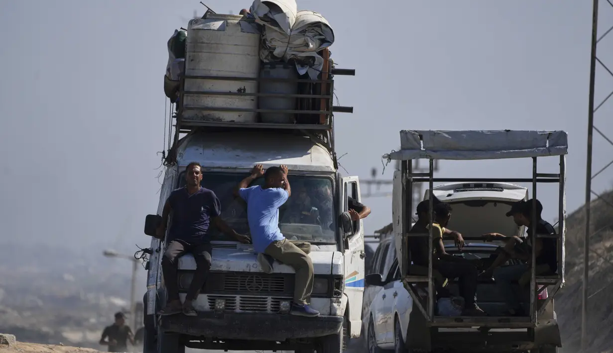 Israel memaksa warga Palestina di Gaza agar segera berpindah ke selatan, sebagai bagian dari serangan besar-besaran untuk merebut pusat kota terakhir di Jalur Gaza. (AP Photo/Jehad Alshrafi)