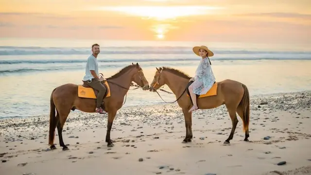 7 Momen Mesra Raffi Ahmad dan Nagita Slavina Liburan di Sumba, Romantis