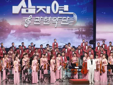 Orkestra Samjiyon dari Korea Utara tampil di Gangneung, Korea Selatan, Kamis (8/2). Orkestra ini hadir di Korea Selatan sebagai bagian dari pembukaan Olimpiade Musim Dingin Pyeongchang 2018. (Kim Hong-Ji / Pool via AP)