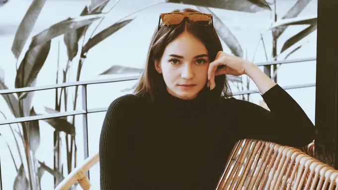 FOTO: Gaya Enzy Storia dengan Outfit Hitam, Menawan