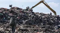 Seorang pemulung mengumpulkan barang-barang bekas seperti plastik di Tempat Pembuangan Akhir (TPA) Cipeucang, Tangerang Selatan, Banten, pada 2 September 2025 (Kristianto Purnomo/AFP)