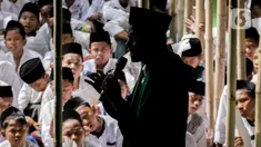 Calon presiden nomor urut 03 Ganjar Pranowo bersilaturahmi ke Pondok Pesantren Ma'Hadut Tholabah, Tegal, Jawa Tengah, Kamis (11/1/2024). Dalam sambutannya, Ganjar mengingatkan para santri-santriwati untuk mengejar cita-cita yang diinginkan. (Liputan6.com/Faizal Fanani)