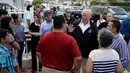 Presiden AS Donald Trump dan Gubernur Puerto Rico Ricardo Rosselló berbicara dengan warga dalam kunjungan di Guaynabo, Puerto Rico, Selasa (3/10). Trump meninjau dan melihat kerusakan yang diakibatkan Badai Maria dua pekan lalu. (AP/Evan Vucci)