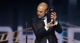 Pelatih Manchester City Pep Guardiola menerima penghargaan pelatih terbaik FIFA 2023 pada FIFA Best Football Awards yang digelar di Eventim Apollo, Hammersmith, London, Senin (15/1/2024) waktu setempat.  Hal ini menyusul performa apiknya yang mengantarkan The Cityzens meraih treble pada tahun lalu yakni Liga Inggris, Piala FA, dan Liga Champions.  Guardiola meraih penghargaan tersebut setelah mengumpulkan 28 poin, mengungguli Luciano Spalletti (Napoli) dan Simone Inzaghi (Inter Milan) dalam pemungutan suara.  Pelatih asal Spanyol itu unggul 10 poin dari Spalletti dan unggul 17 poin dari Inzaghi.  (AFP/Adrian Dennis)