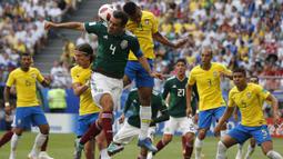 Striker Brasil, Gabriel Jesus, duel udara dengan bek Meksiko, Rafael Marquez, pada babak 16 besar Piala Dunia di Samara Arena, Samara, Senin (2/6/2018). Brasil menang 2-0 atas Meksiko. (AP/Franck Augstein)