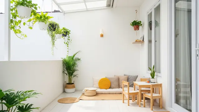 Desain Teras Ramah Balita dengan Kebun Mini Model Teras dengan Pot Gantung
