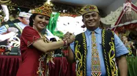 Pasangan calon gubernur Kalimantan Barat Karolin Margret Natasa dan wakilnya Suryadman Gidot tersenyum sambil berjabat tangan saat pengumuman cagub-cawagub PDIP di kantor DPP PDIP Lenteng Agung, Jakarta, Minggu (7/1). (Liputan6.com/Faizal Fanani)