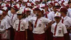 Seorang anak menguap ketika upacara pada hari pertama sekolah di SDN Pasar Baru 05, Jakarta, Senin (18/7). Usai libur Idul Fitri, para siswa kembali beraktivitas mengikuti pelajaran di sekolah untuk tahun ajaran 2015-2016. (Liputan6.com/Faizal Fanani)