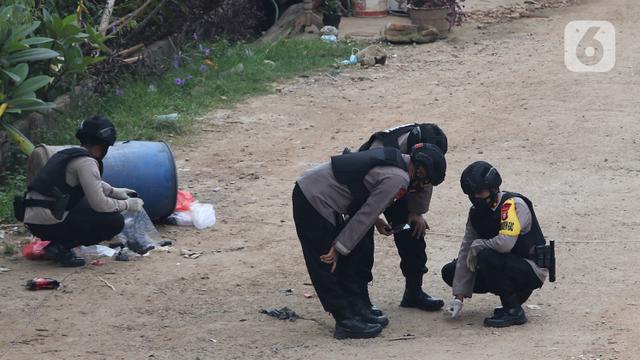 FOTO: Benda Dicurigai Bom di Bekasi