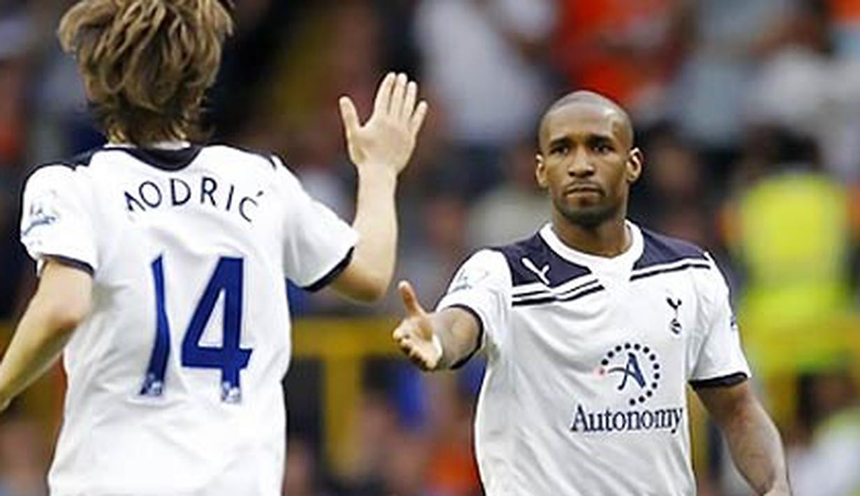 Striker Tottenham Hotspur Jermain Defoe (kanan) merayakan gol dengan Luka Modric dalam laga lanjutan Liga Premier melawan Blackpool di White Hart Lane, 7 April 2011. AFP PHOTO/IAN KINGTON