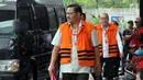 Kadis PUPR Kab Tulungagung nonaktif Sutrisno dan pemegang saham Blackgold Natural Resources Limited, Johannes Budisutrisno Kotjo tiba di KPK, Jakarta, (6/9). Sutrisno diperiksa terkait suap proyek di wilayah Kab Tulungagung. (Merdeka.com/Dwi Narwoko)