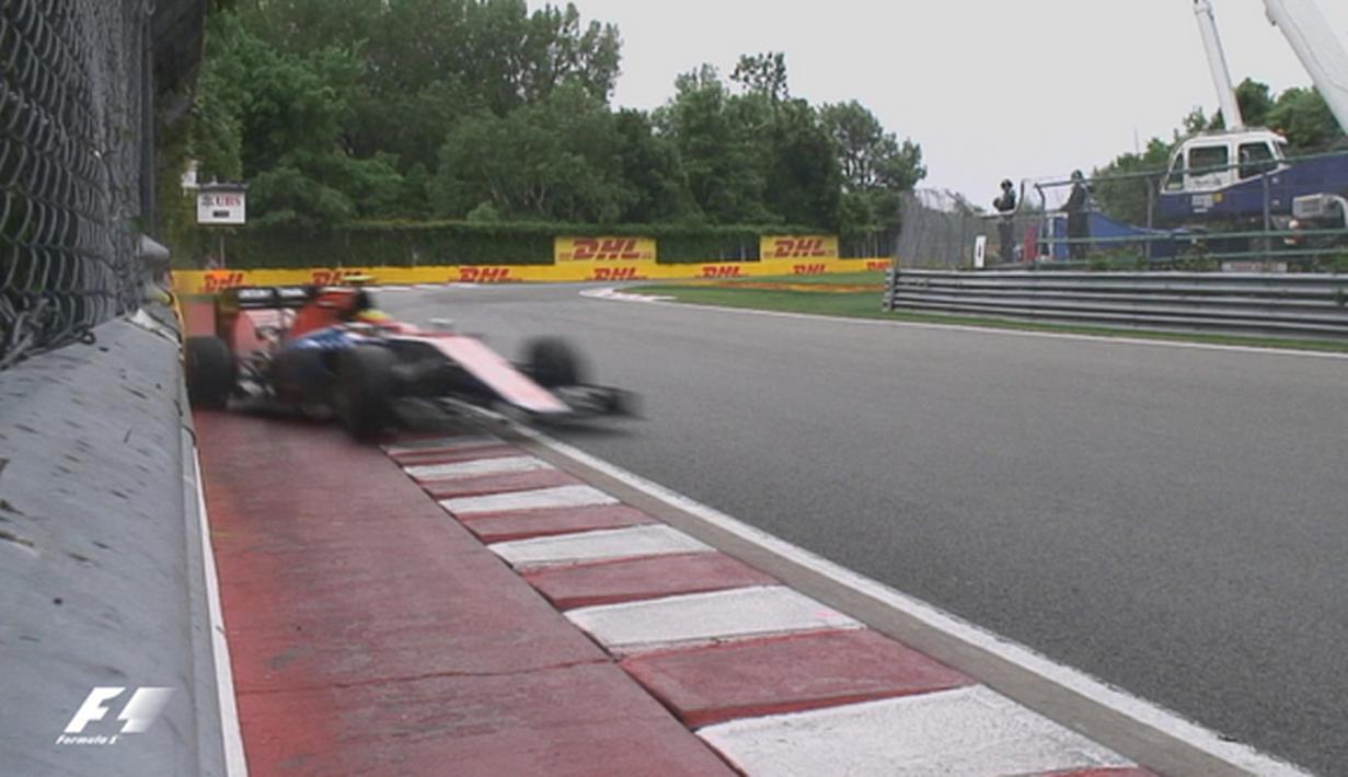 Pebalap Manor Racing asal Indonesia, Rio Haryanto, menabrak dinding pembatas saat kualifikasi F1 GP Kanada di Sirkuit Gilles Villeneuve, Kanada, Sabtu (11/6/2016). (Bola.com/Twitter/F1)