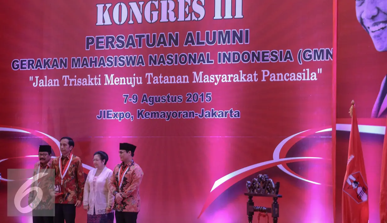 (Kiri-kanan) Soekarwo, Joko Widodo, Megawati dan Ahmad Basara saat pembukaan Kongres III Persatuan Alumni GMNI, Jakarta, Jumat (8/7/2015). Kongres tersebut dihadiri sekitar 1.000 peserta. (Liputan6.com/Faizal Fanani)