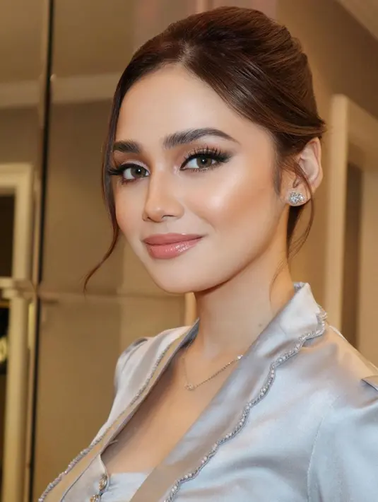 Melihat dari dekat potret cantiknya paras Syifa Hadju. Dengan riasan wajah bold bernuansa kecokelatan yang lembut, pulasan lipstik merah muda yang glossy menambah kesempurnaan dari keseluruhan penampilan Syifa Hadju di foto ini. Foto: Instagram.