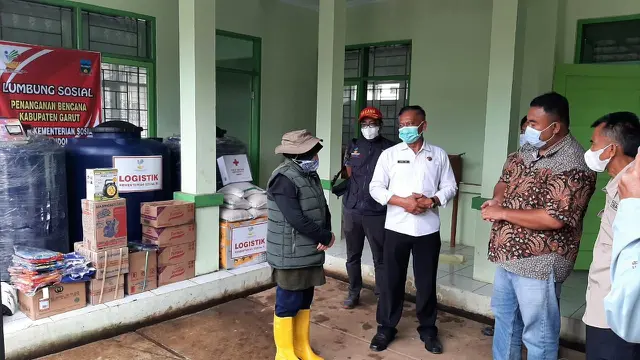 Sekretaris Daerah Kabupaten Garut, Nurdin Yana merespon cepat intruksi Menteri Sosial untuk mendirikan lumbung sosial di lokasi banjir badang Kecamatan Sukawengi dan Karangtengah, Garut, Jawa Barat.